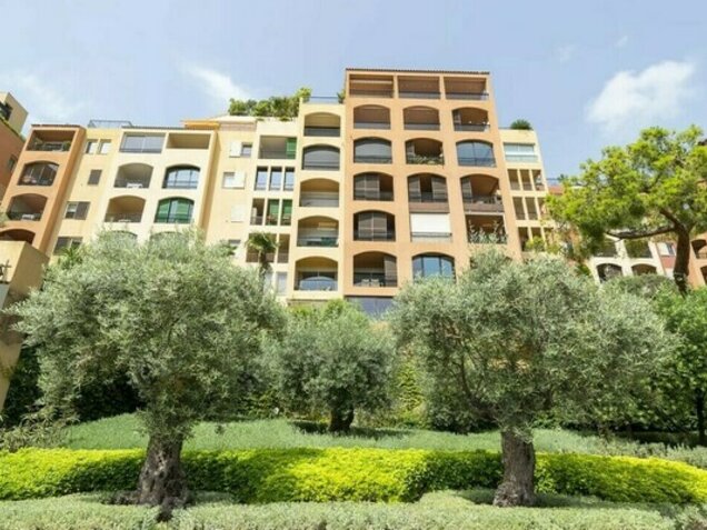 Luminous Offices With Double Access & Vitrine