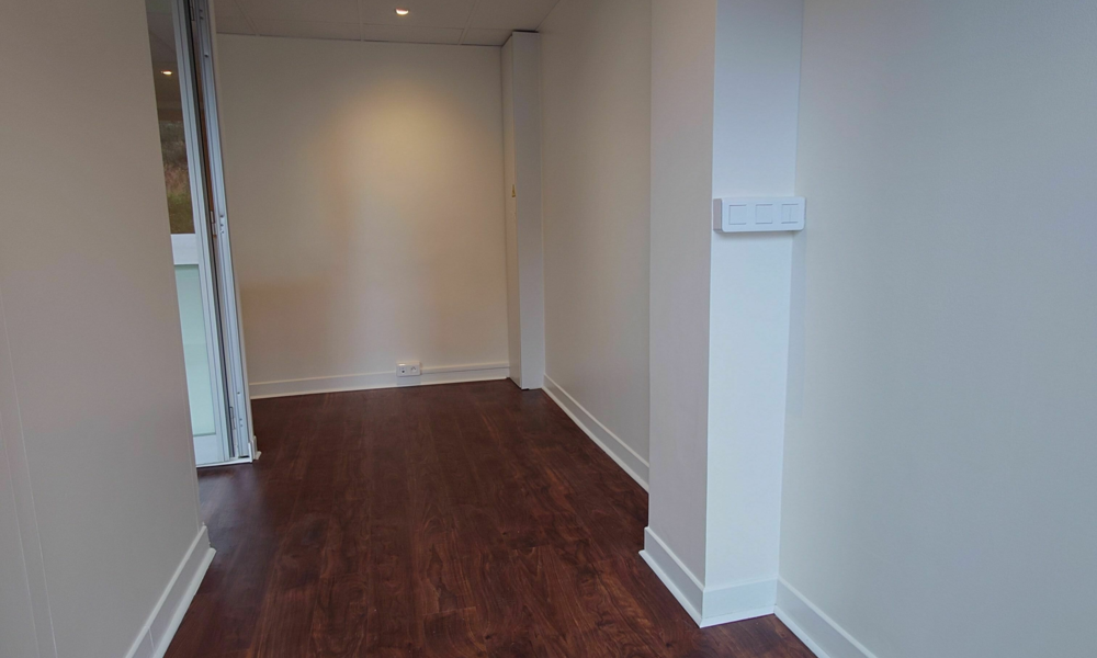 Bureau avec vitrine et vue sur le jardin - 9/15