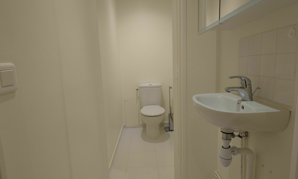 Bureau avec vitrine et vue sur le jardin - 11/15